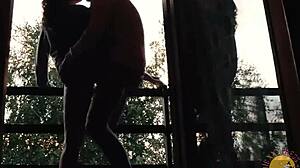 Amateurvriendin zuigt grote lul op het balkon in een romige verrassing