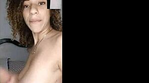 Veľká zadnica a prirodzené prsia: Webcam show s kubánskou sesternicou