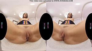 Virtuell verklighetsvideo av Andreina deluxe som onanerar med leksaker