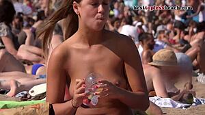 Tini csajok bikiniben és rejtett kamerákkal élvezik a nyilvános meztelenséget