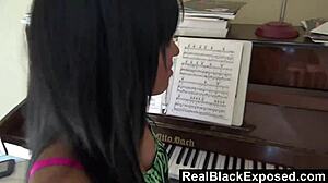 Чернокожая подросток Тила Флэйм дразнит своими упругими грудями и тугой задницей в HD-видео