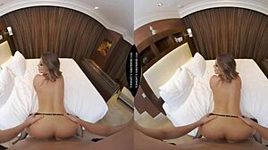 Virtual Reality-Sex mit einer blonden Escort mit großen natürlichen Titten
