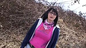Amatør-tenåring med stramme bryster og briller giver en blowjob udendørs