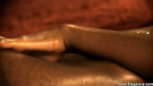 Брюнетката индийска красавица дразни и изкушава с голото си тяло