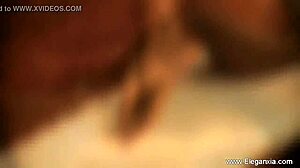 Брюнетката индийска красавица дразни и изкушава с голото си тяло