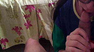 Amadorská tínedžerka si užíva hlboké hrdlo s veľkým penisom Engolindo