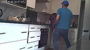 Скрита камера заснема непослушното поведение на двойката в кухнята