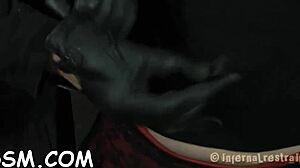 Hnedovláska bomba berie koženú sexuálnu hračku v hardcore BDSM scéne