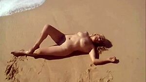 Nudistična lepotica na plaži se sleče in se razkazuje