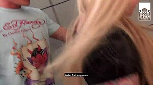Nemška mamica in blond MILF se trdo jebejo v javnosti - Celoten film