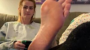 Gadis gamer seksi mendapat urut kaki dan dipuja oleh wanita matang