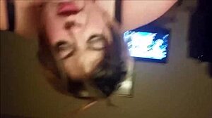 Mulher gordinha faz um boquete profundo na webcam