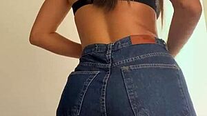 セクシーなラテン系妻がモールでジーンズで曲線を見せつける