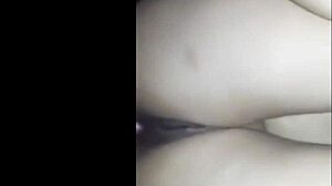 Krásna tučná amatérka dostáva tvrdý sex do svojej holenej pičky