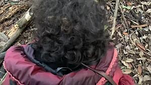 Австралийска двойка се наслаждава на диво приключение на открито с китка трах