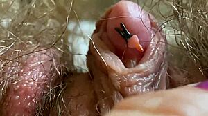 Incredibile primo piano del grande clitoride e dell'ano in video HD