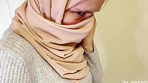 무슬림 소녀가 아랍 남자에게 공공장소에서 섹스받습니다!