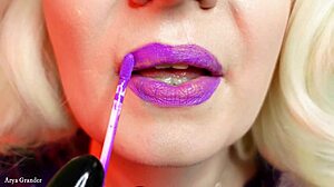 Gospodarica v lateksu draži z ustnicami in jezikom v ASMR videu