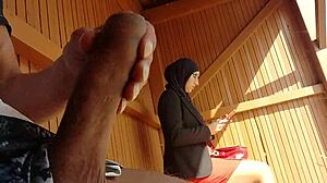 Esposa muçulmana tem uma surpresa quando é pego se masturbando em público