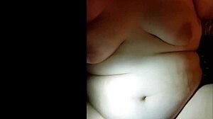 Cuplu amator se filmează masturbându-se cu o fată grasă