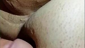 Cuplu amator se filmează masturbându-se cu o fată grasă
