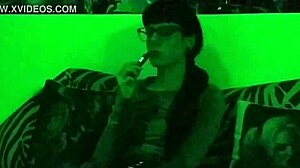 Remaja Eropah Beth kinky dengan merokok dan vaping dalam video HD