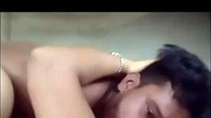 Sexy Indiase dame en haar minnaar in gepassioneerde liefde video