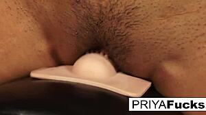 巨乳のインドの熟女プリヤ・ライがカメラの前で巨大なオーガズムを経験する