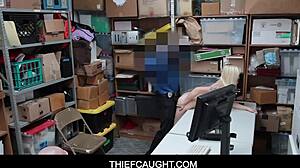 Ladrón adolescente atrapado en el acto de colarse en una tienda y tener sexo con el cliente