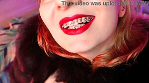 Rdeče ustnice in dlakave roke v čutnem videu ASMR masaže