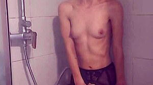 Pequeña adolescente se desnuda y tiene múltiples orgasmos en la ducha