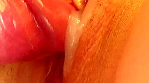 Geweldige close-up van de natuurlijke tieten en kont van een hete MILF