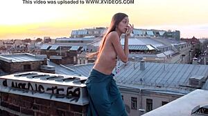 Sensuele Russische babe Sofy B laat haar mooie lichaam in het openbaar zien