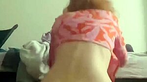 Mladá dievčina dráždi malým dildom v domácom videu