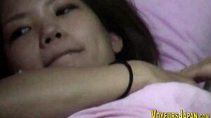 HD-video af japansk teenager, der fingrer sig selv til orgasme