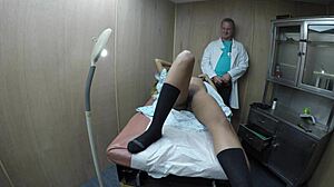 Veľký zadok čiernej pacientky dostáva lekársku pomoc počas fetišovej seance