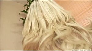 Klasyczna gwiazda porno trzęsie swoimi dużymi cyckami w retro wideo z lat 60