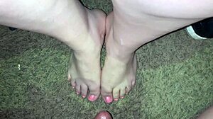 En kinky samling af cumshots på smukke latinske fødder