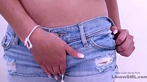 Seksi tinejdžerka puši i guta spermu u vrućem videu