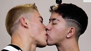 Blowjob Gay Berkontol Besar dan Seks Anal dengan Twinks Eropa