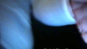 Blízký záběr na kamarádku, jak si hraje s míči a piercingem v domácím videu