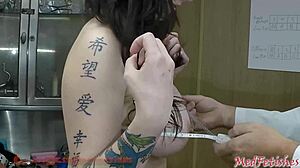 Ukryta kamera filmowała, jak lekarz powiększa swoje piersi