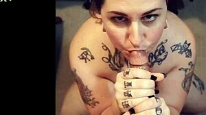 Tatuażowa laska Ash VonBlack daje zmysłowy blowjob dużemu kutasowi