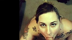 Tetovaná kráska Ash VonBlack dáva senzuálny orálny sex veľkému kohútovi
