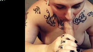 Tatuoidun kaunottaren Ash VonBlack antaa aistillisen suihinoton isolle kyrvälle