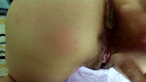 Mlada azijska devojka dobija analni čep u kućnom videu