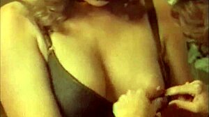 Kĺbuce prsia a oholená kundička v retro sexe videu