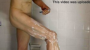 Un gay sin condón muestra su polla sin cortar en la ducha
