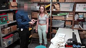 Knepper en betjent, mens hun bliver strippet og ransaget i denne blowjob-video
