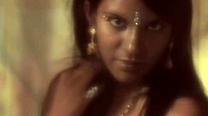 Éjaculation sur une grosse bite en HD - Des filles indiennes se déshabillent et dansent